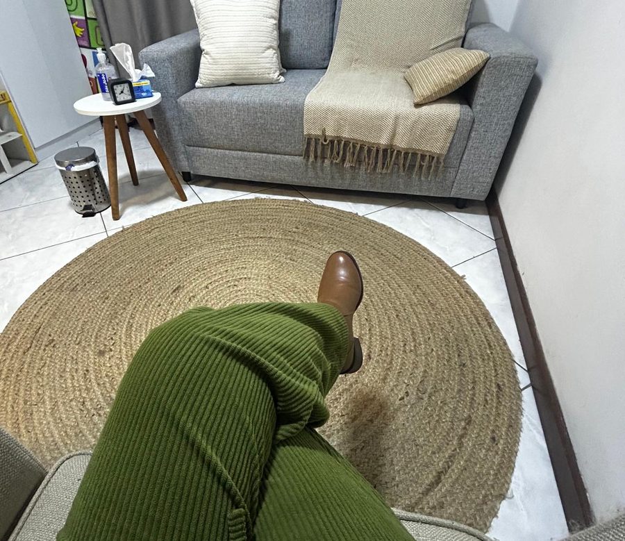 Tapete redondo de fibra natural em frente ao sofá